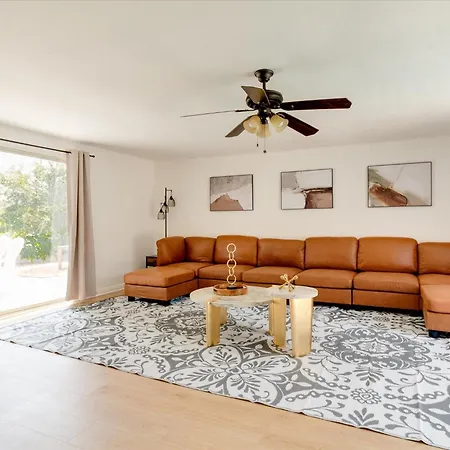 Charming 5 Bedroom Granada Hills House With Pool